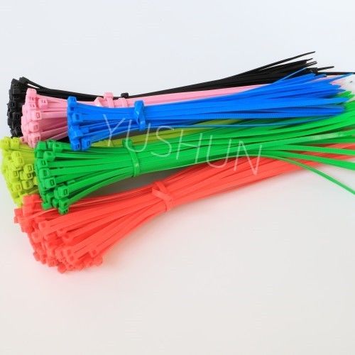 Todo o auto dos tamanhos que trava o uso de nylon colorido da cinta plástica para limitar fios