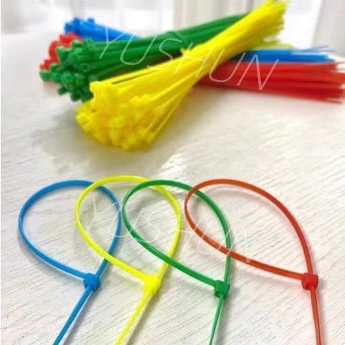 Todo o auto dos tamanhos que trava o uso de nylon colorido da cinta plástica para limitar fios
