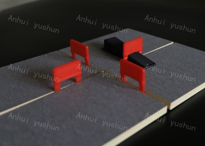 Grampos e cunhas para nivelamento de azulejos sem esforço