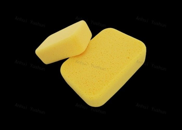 A telha do retângulo reboca a limpeza profissional da esponja para a cor amarela das telhas