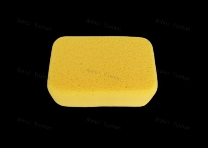 A telha do retângulo reboca a limpeza profissional da esponja para a cor amarela das telhas