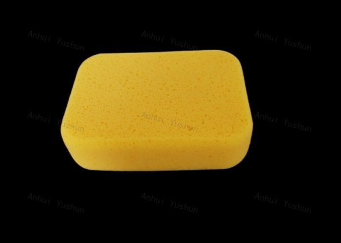 A telha do retângulo reboca a limpeza profissional da esponja para a cor amarela das telhas