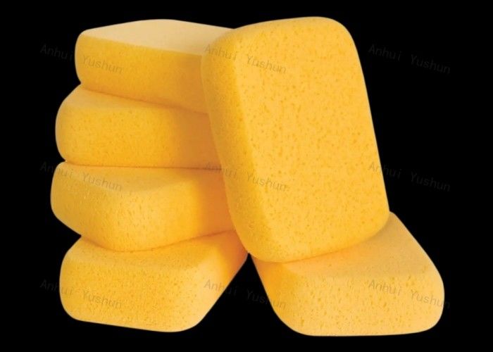 A telha do retângulo reboca a limpeza profissional da esponja para a cor amarela das telhas
